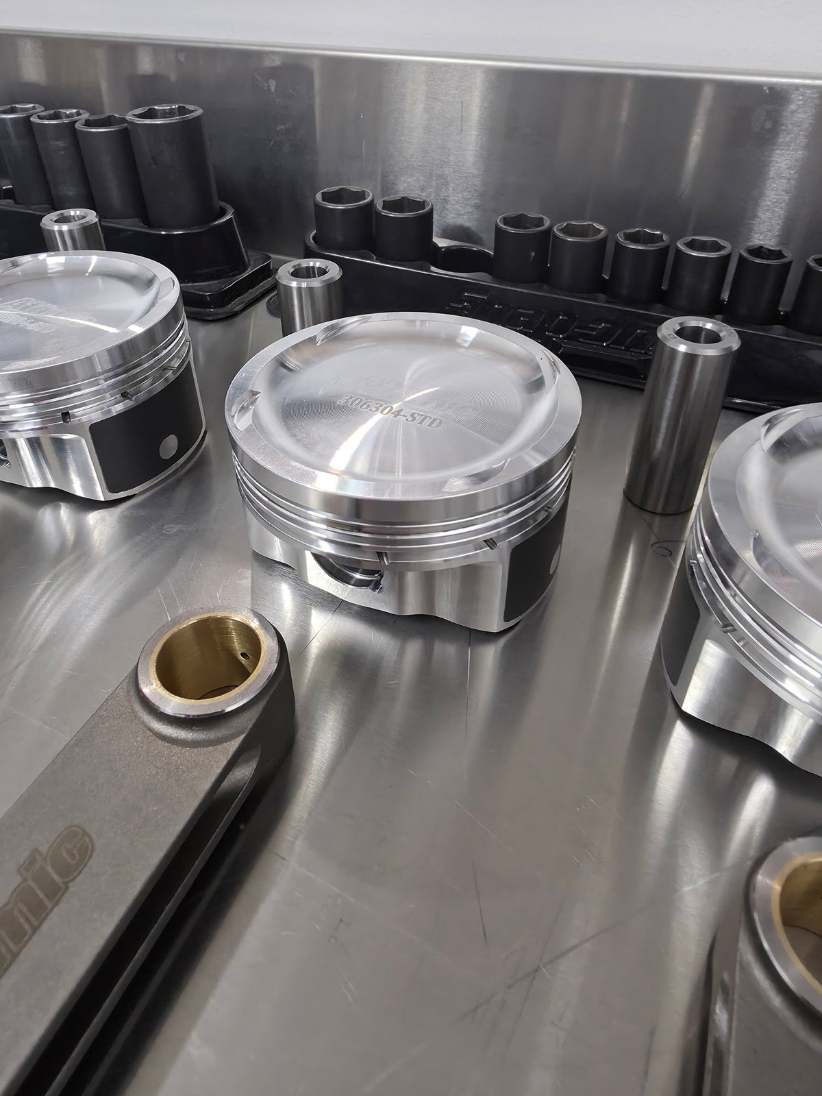 Atomic 306304 ICON forged Barra pistons